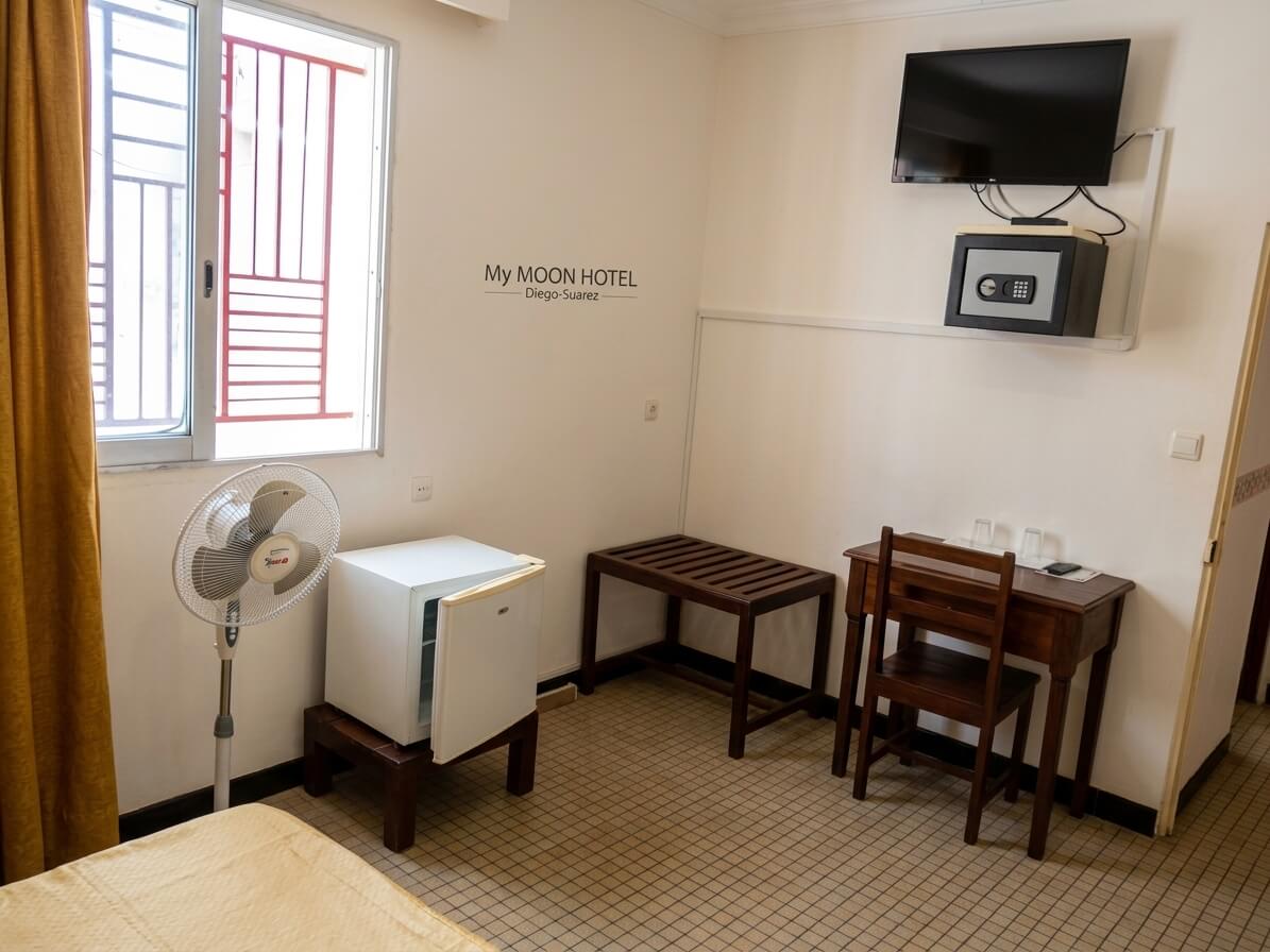Chambre avec TV et coffre-fort
